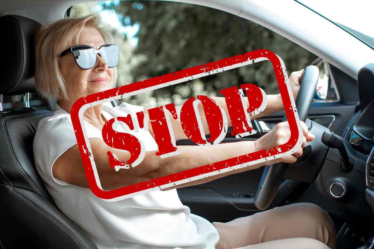 Donna guida auto e segnale stop