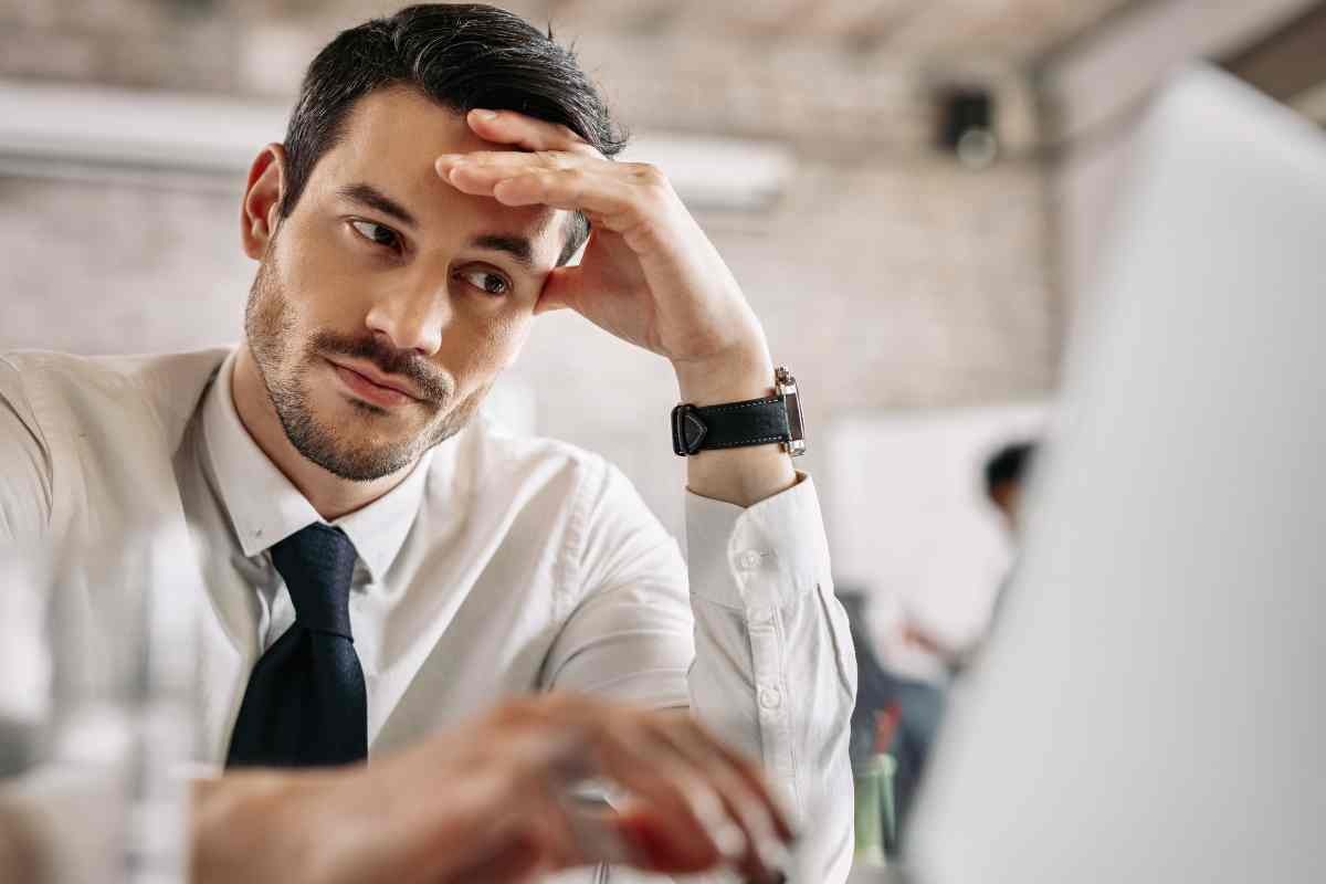 Uomo preoccupato al pc