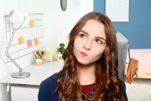 Ragazza dubbiosa e camera da letto