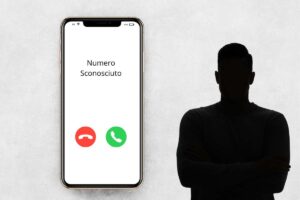 telefono con una chiamata da uno sconosciuto e uomo anonimo