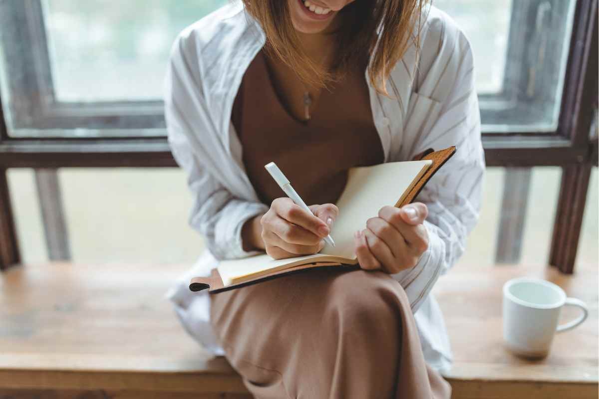 Persona scrive su un quaderno