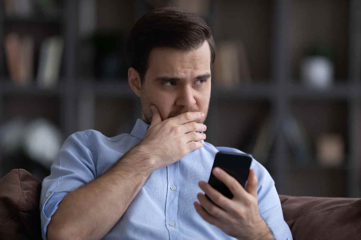 Uomo dubbioso al cellulare