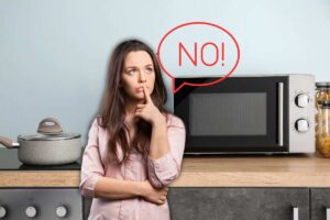 forno a microonde in cucina e donna che pensa e vignetta 'no'