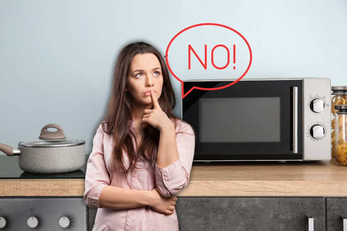 forno a microonde in cucina e donna che pensa e vignetta 'no'