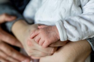 persone con in braccio un bambino piccolo