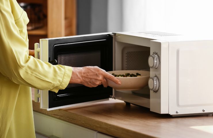 donna che usa forno a microonde