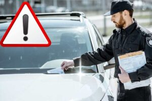 Polizia fa multa e mette su macchina con simbolo divieto