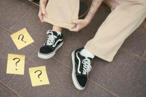 pantaloni lunghi con punti interrogativi