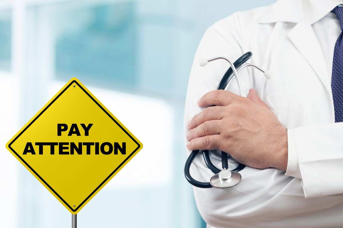 Medico e simbolo attenzione