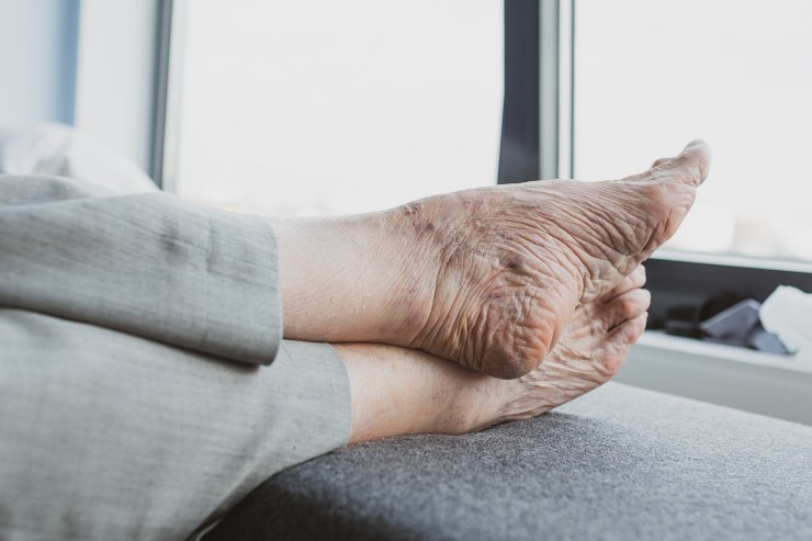 piedi scalzi appoggiati sul davanzale della finestra