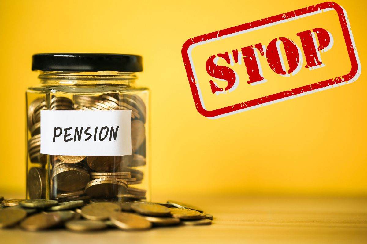 Barattolo scritta pensione, soldi e scritta stop