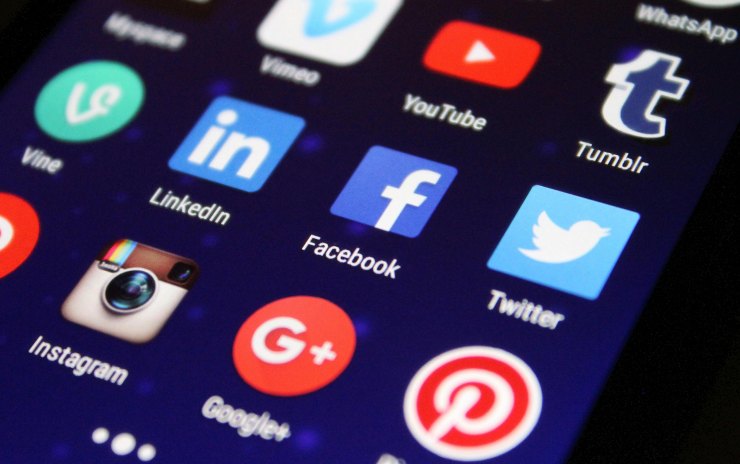 cellulare con icone dei social sullo schermo