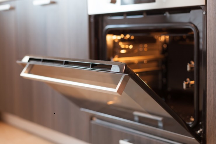 forno con lo sportello mezzo aperto