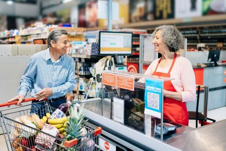 Cassiera e cliente al supermercato alla cassa