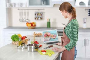 Donna usa pc cucinare