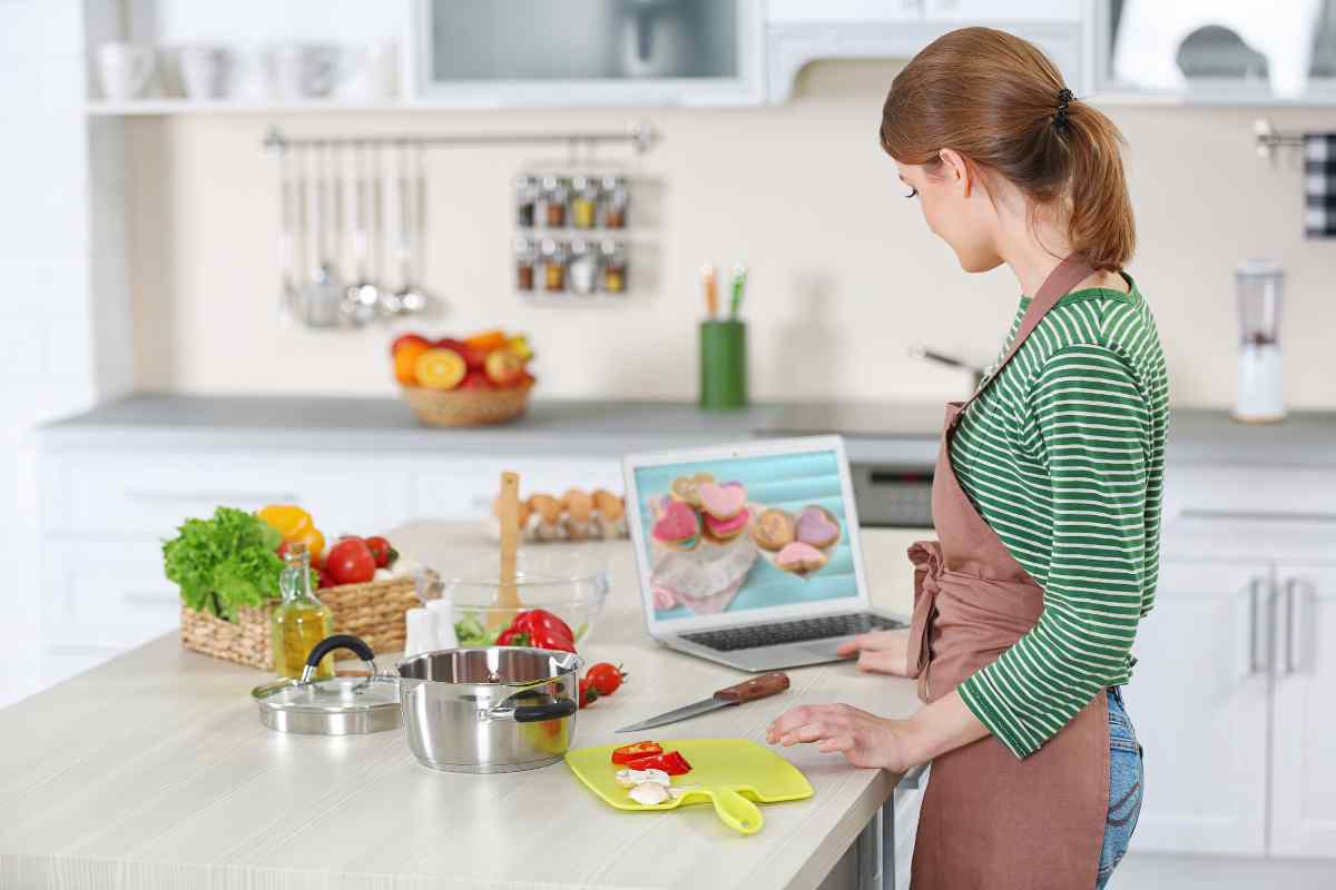 Donna usa pc cucinare