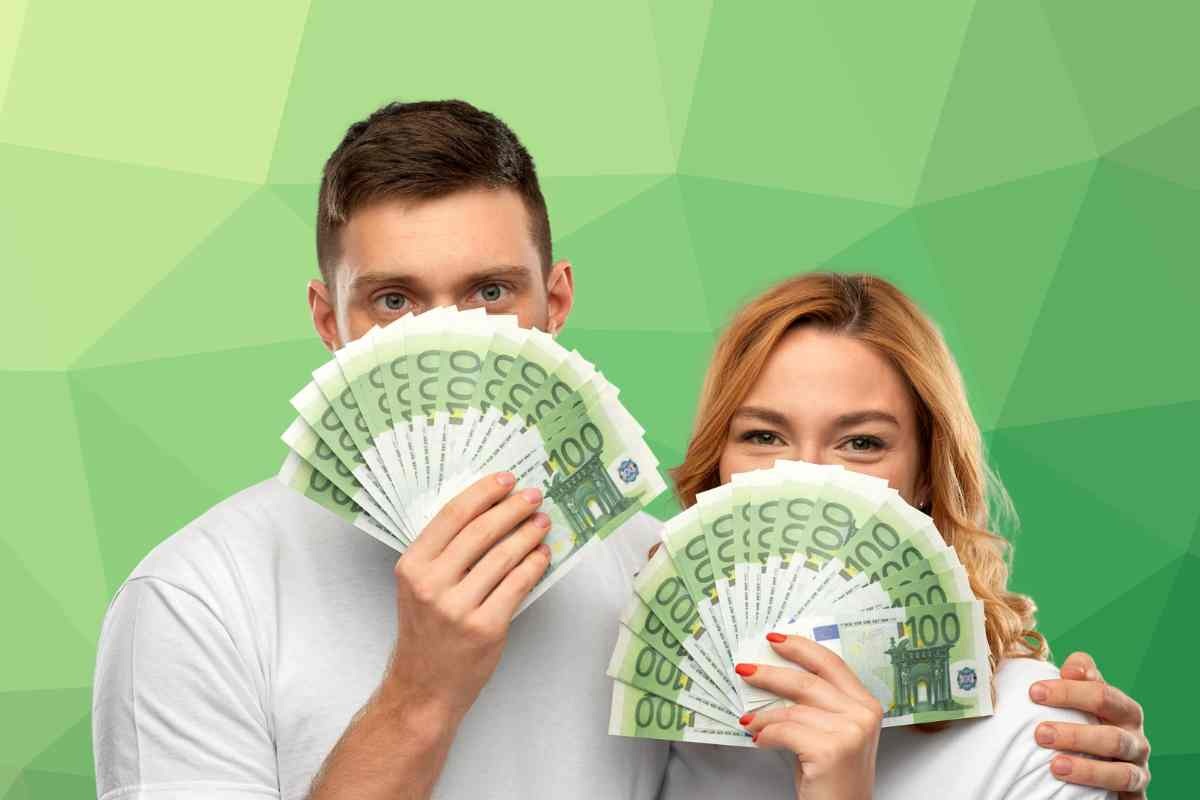 Coppia con banconote da 100 euro