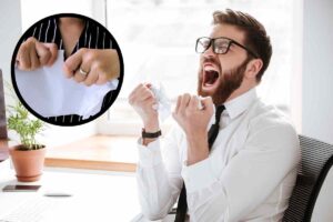Uomo contento e foglio strappato