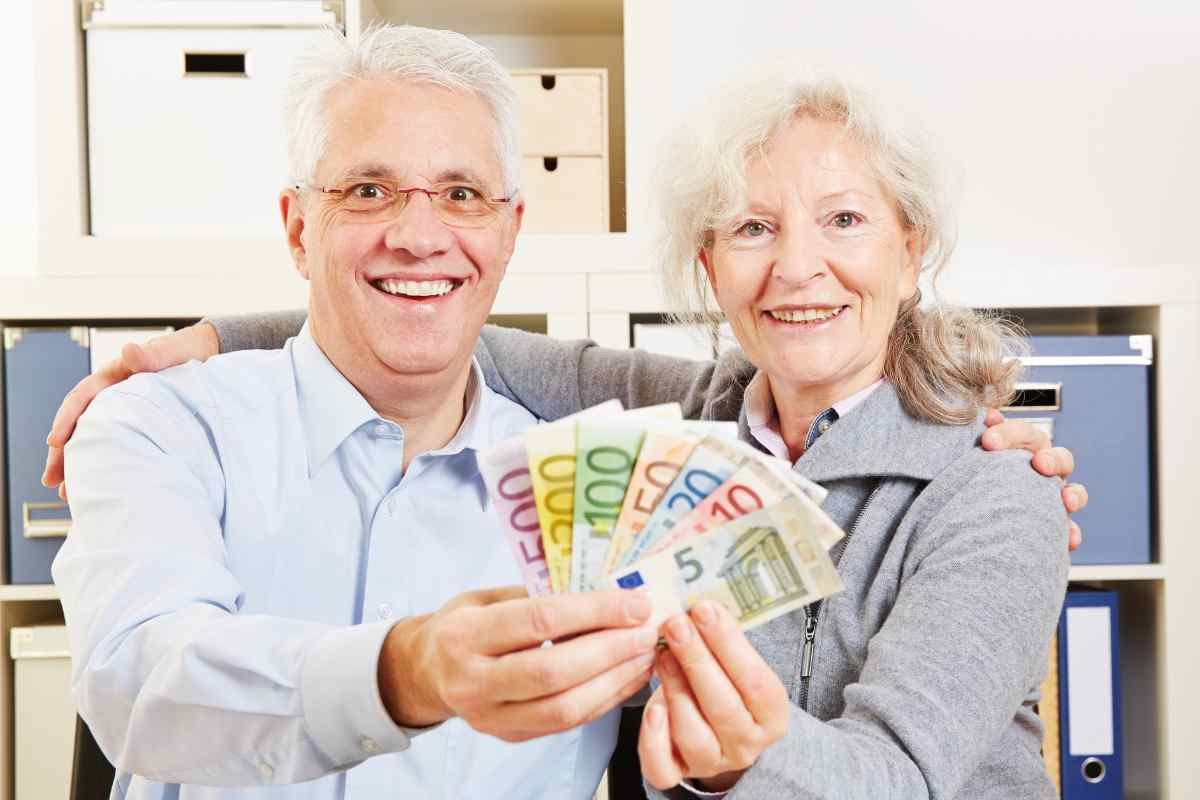 Coppia pensionati con soldi