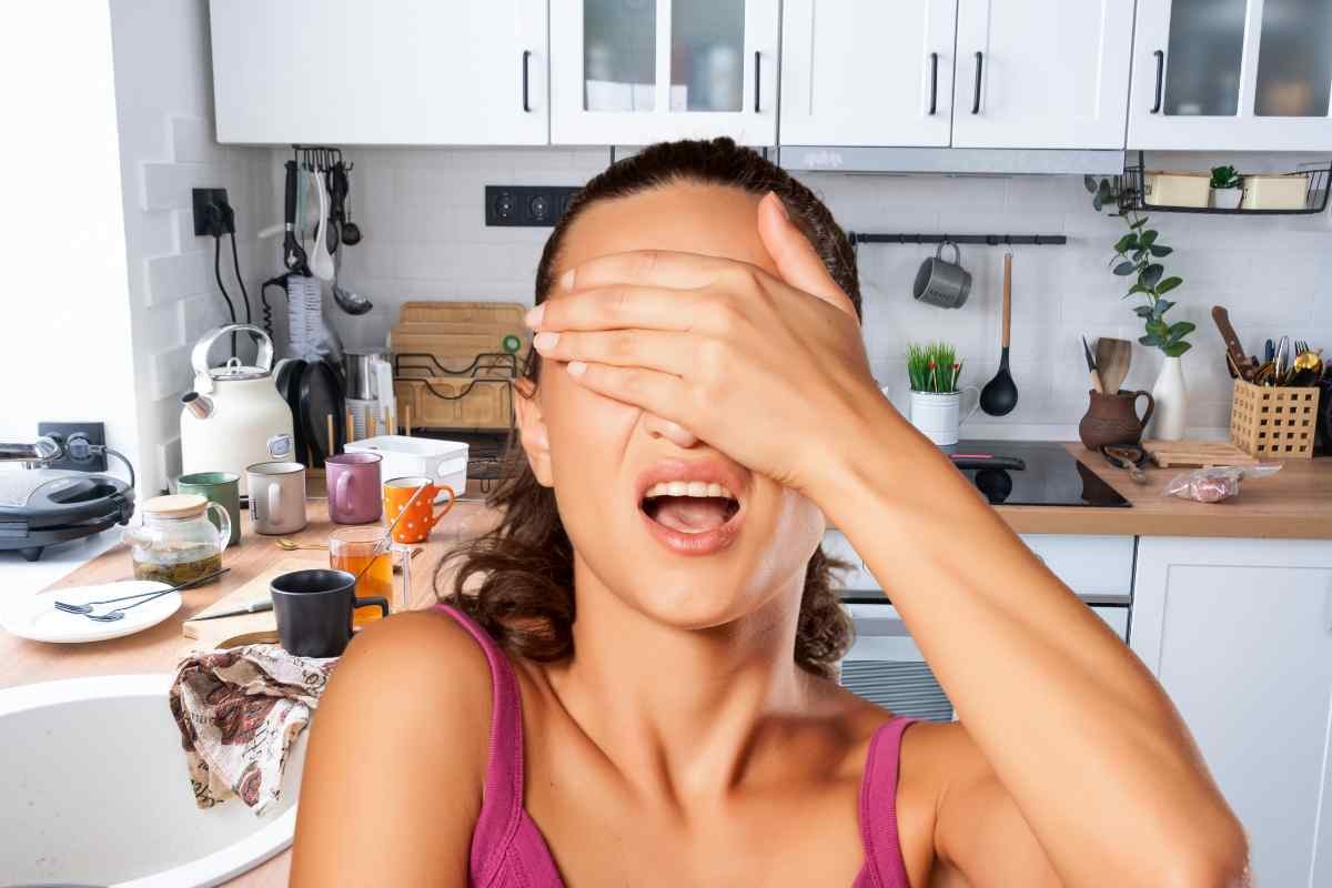 Cucina in disordine e donna con mano sugli occhi