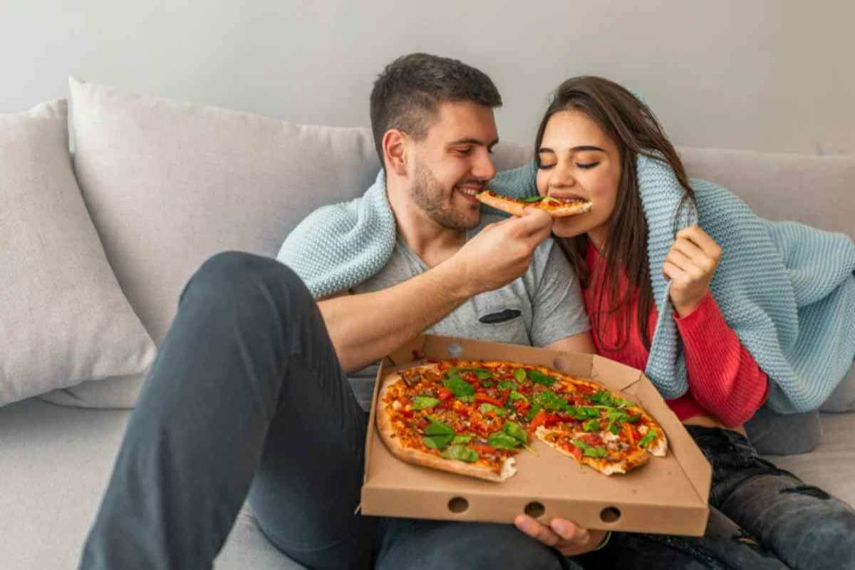 Fidanzati mangiano pizza