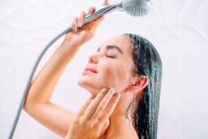 Donna sotto la doccia