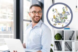 Uom sorridente al pc e soldi