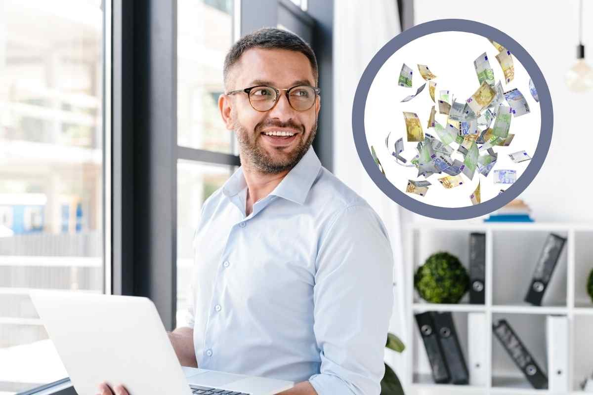 Uom sorridente al pc e soldi