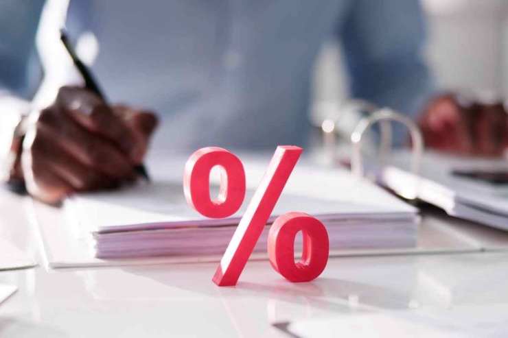 Persona scrive e simbolo percentuale