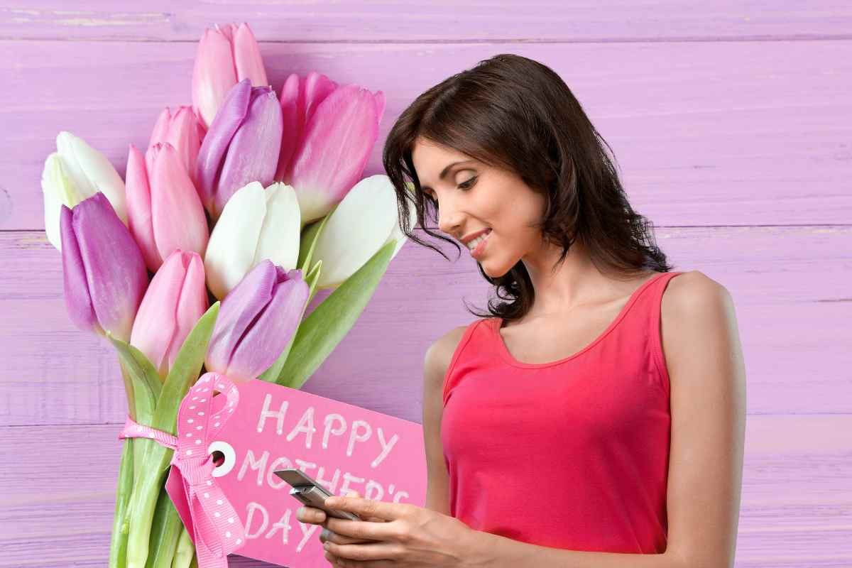 Donna al cellulare e mazzo di tulipani viola