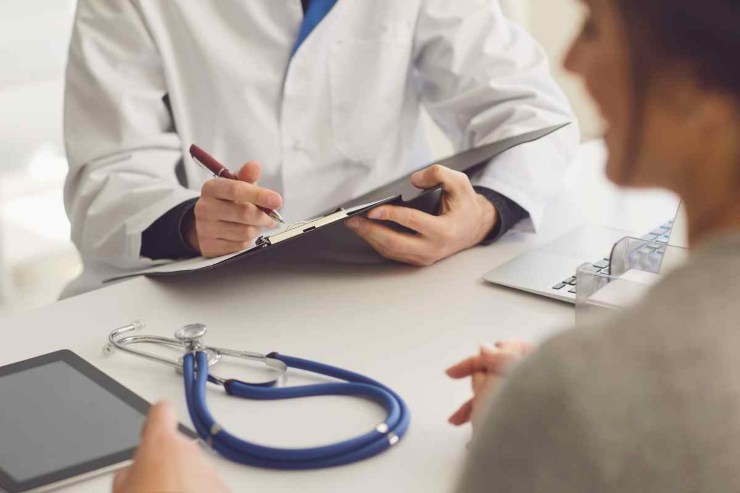 Medico scrive sulla cartella