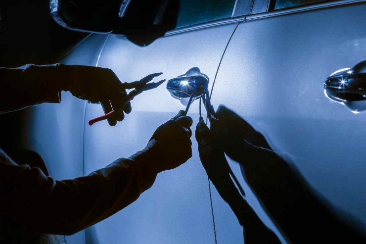 Ladro prova ad aprire l'auto