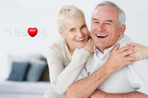 uomini in pensione con scritta