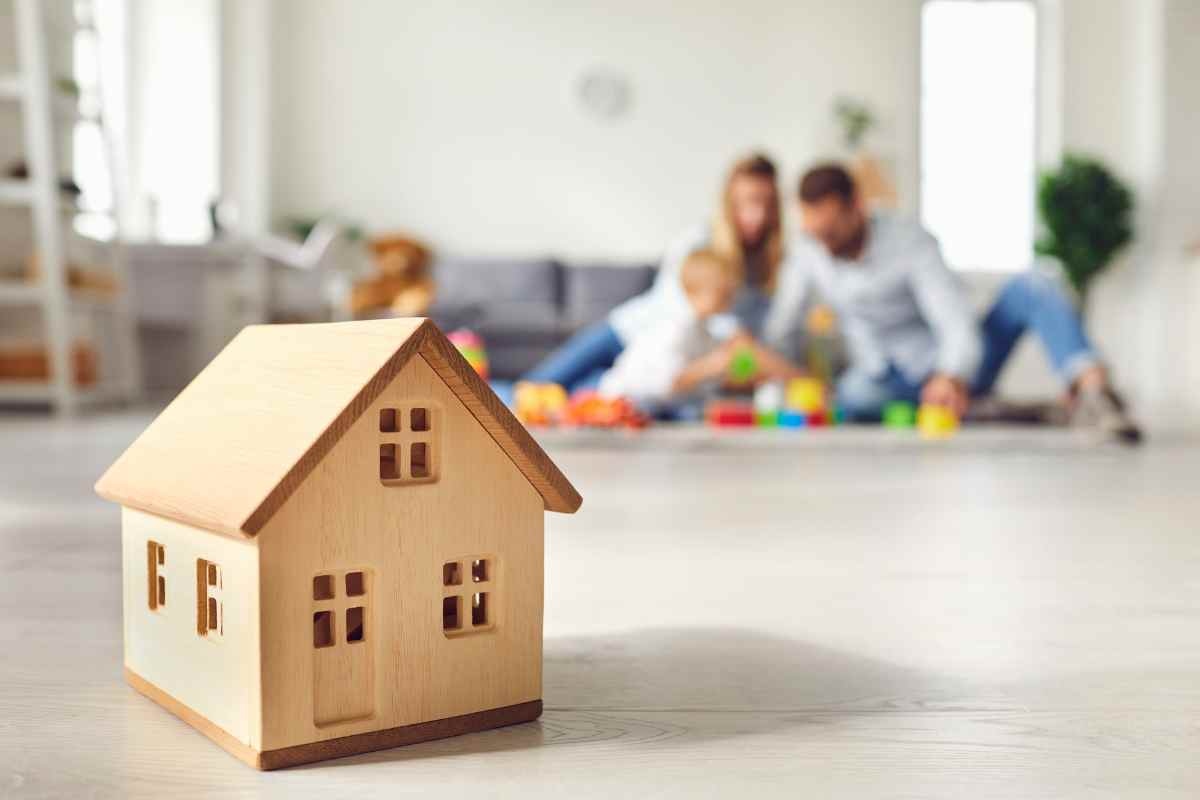 Casa di legno e famiglia
