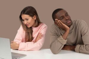 Uomo distratto dalla partner