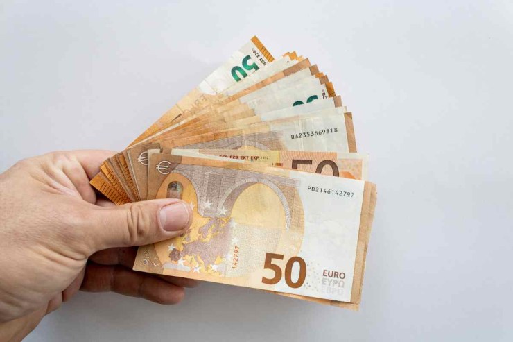 In mano banconote da 50 euro