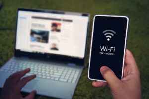 computer che naviga e telefono connesso a internet