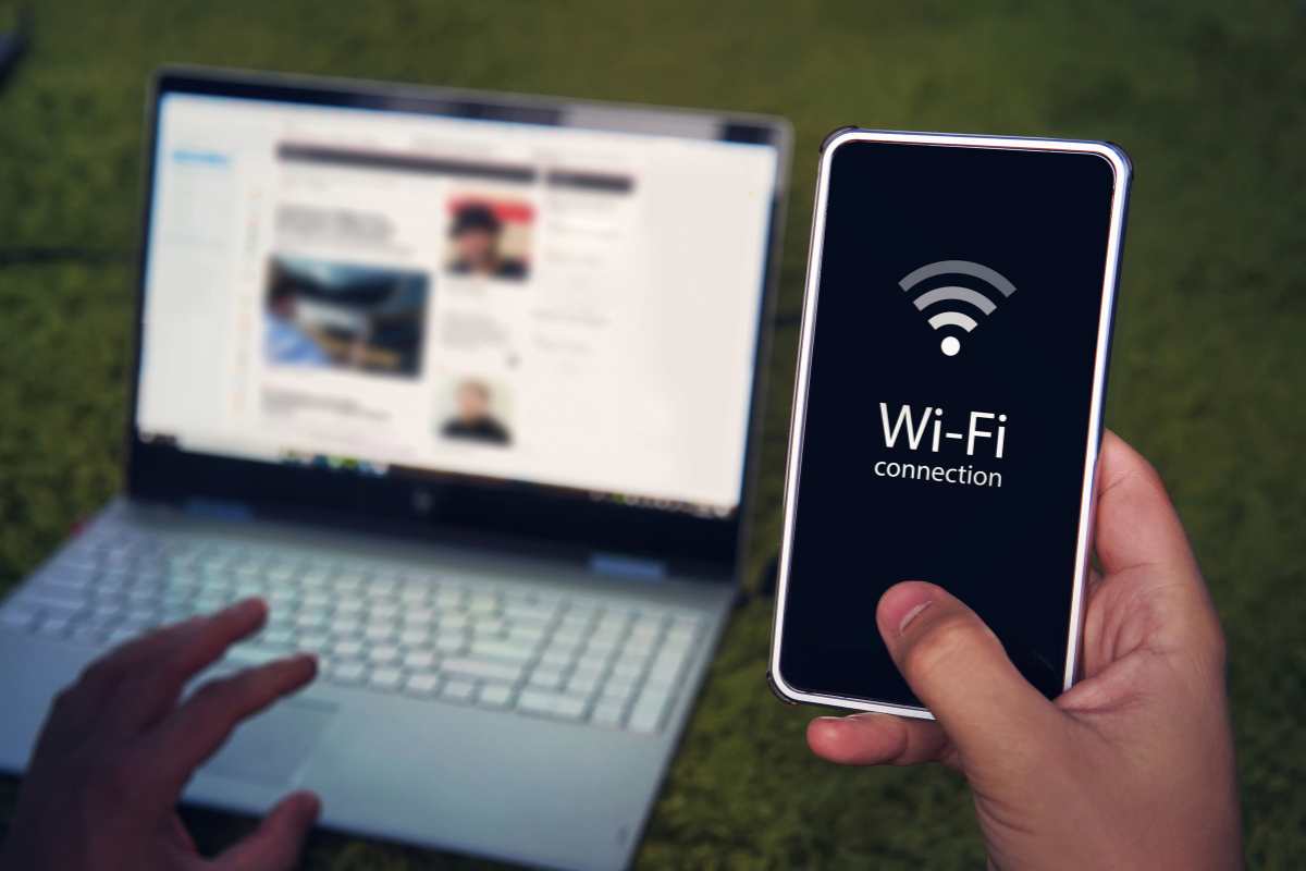 computer che naviga e telefono connesso a internet