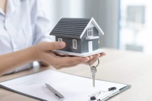casa in miniatura e chiavi