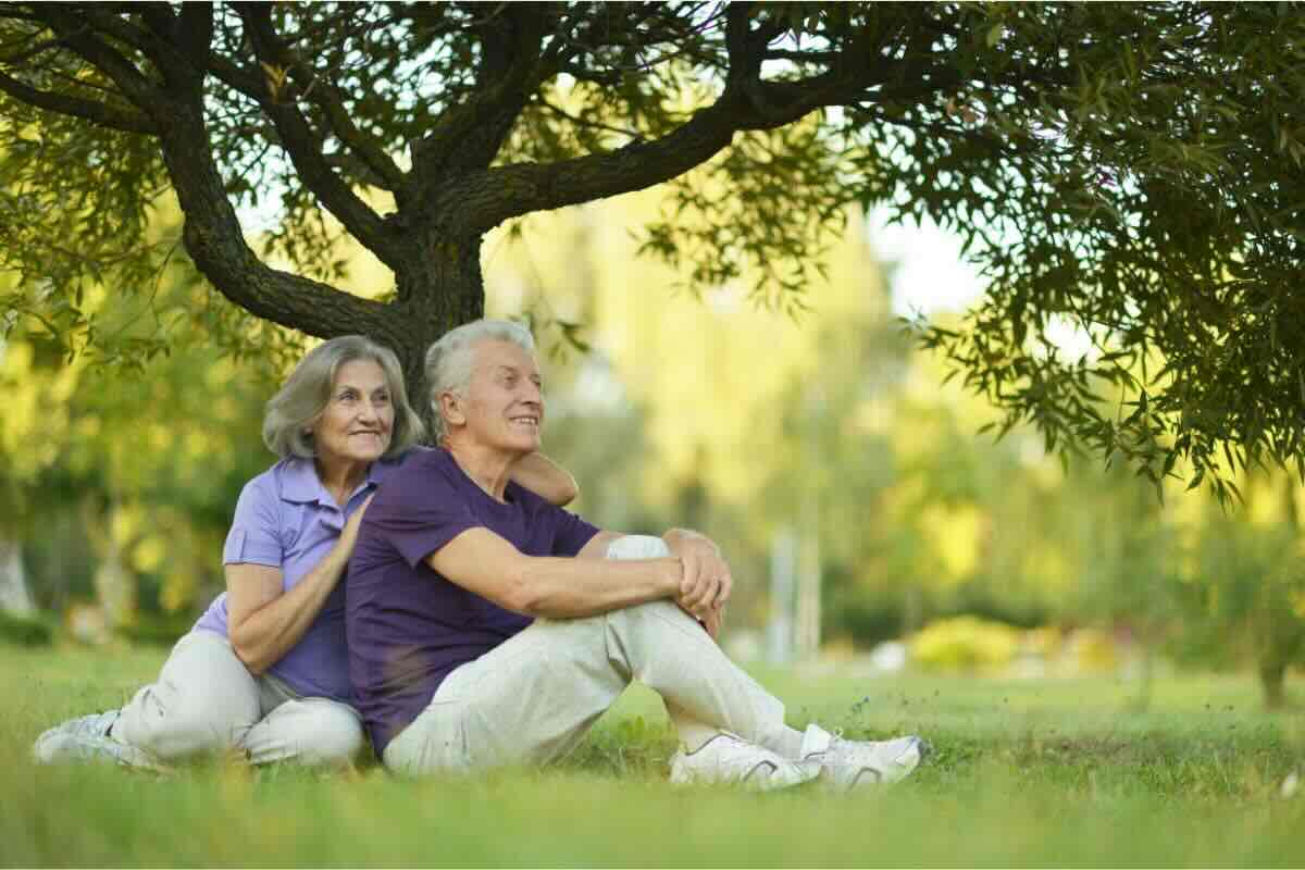Due anziani seduti al parco nel verde