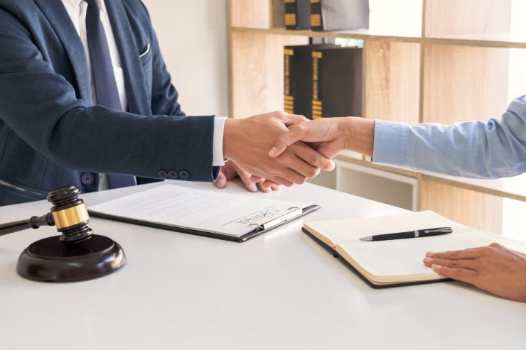 cliente che parla con l'avvocato