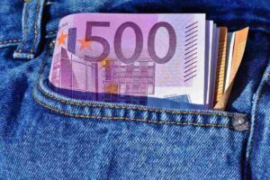 banconote 500 euro tasca jeans