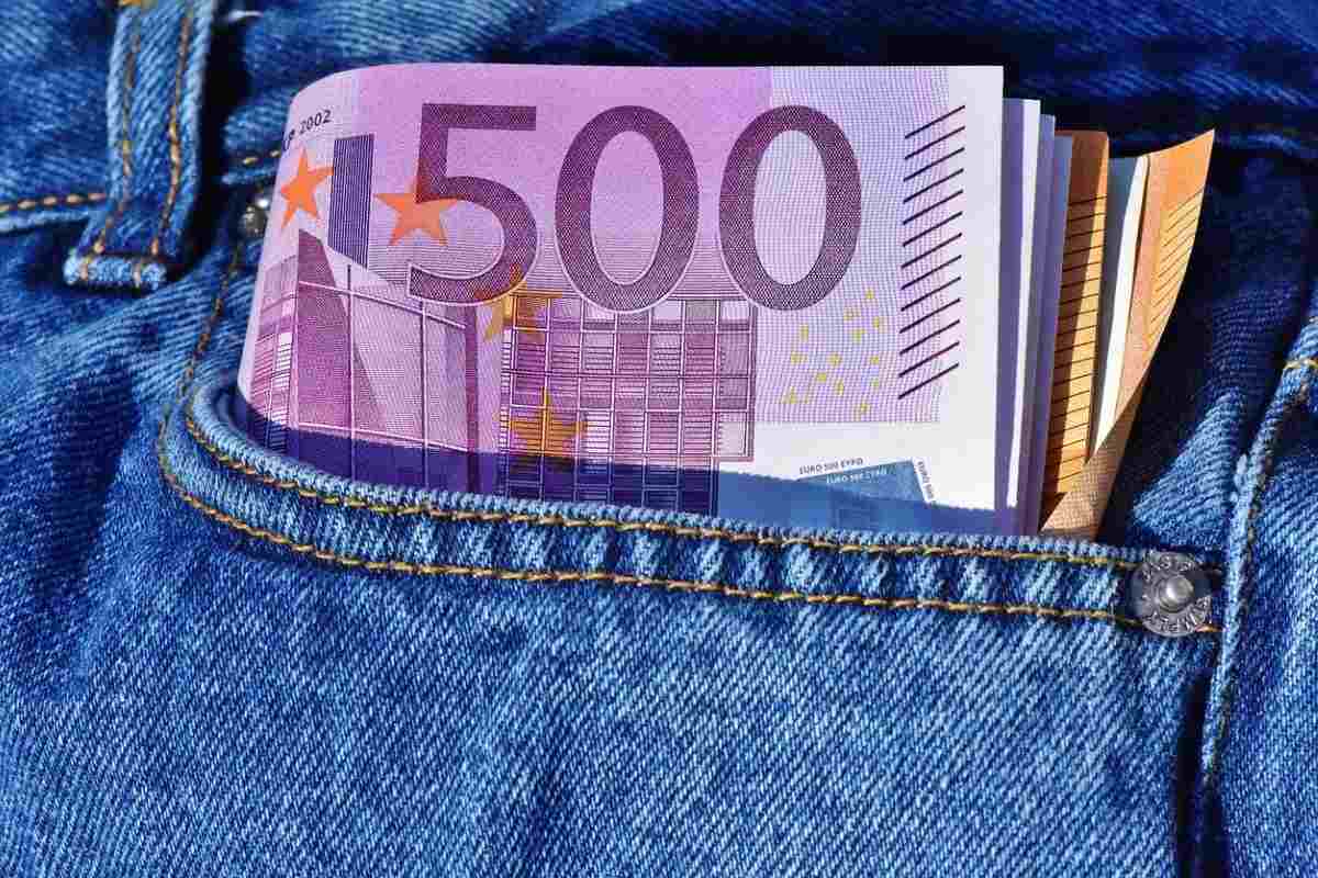 banconote 500 euro tasca jeans