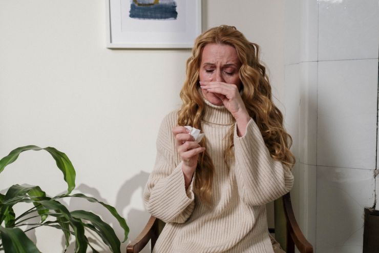 donna che soffre di allergia
