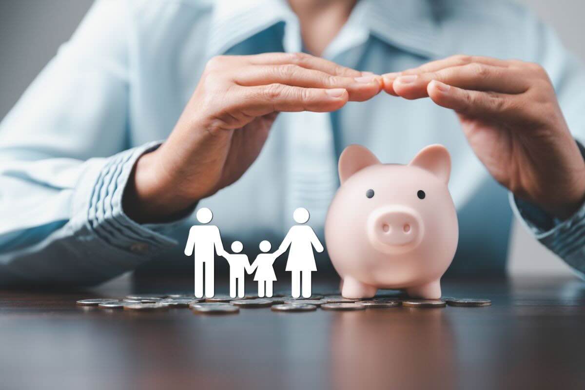 Mani su salvadanaio maiale, mamma, papà e figli di carta