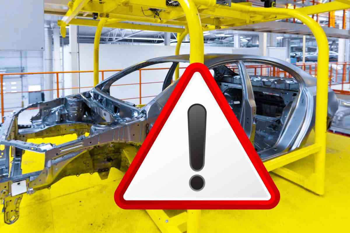 Scocca auto segnale attenzione