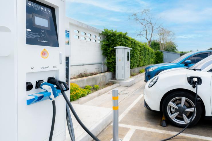 auto elettrica che si sta ricaricando