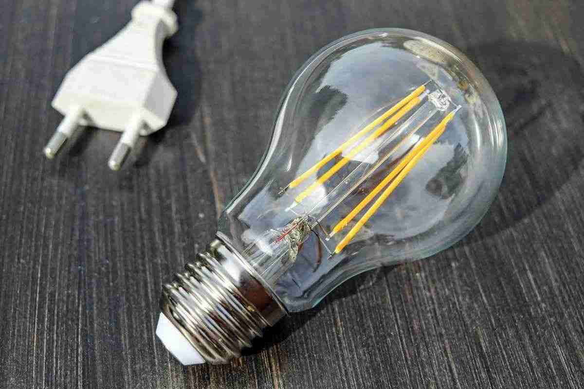 lampadina spina presa elettricità