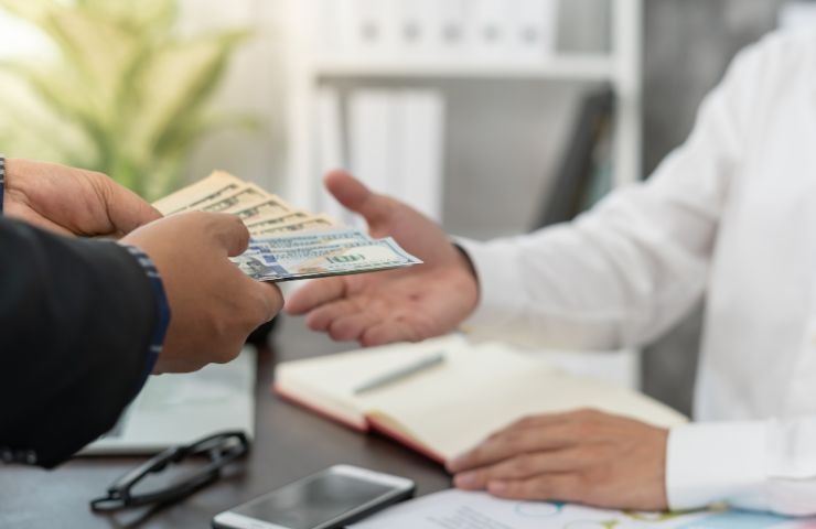 un datore di lavoro passa dei soldi al lavoratore
