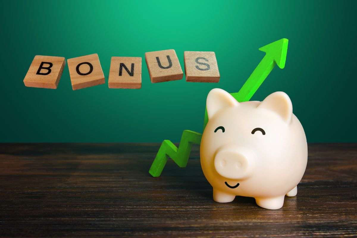 la scritta bonus e un salvadanaio vicino